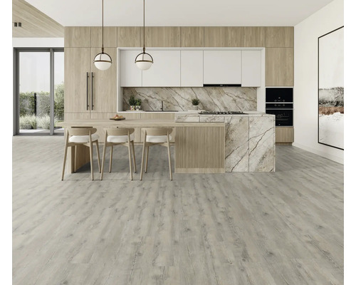 Moderná kuchyňa s drevenými akcentmi, mramorovými doskami a svetlou podlahou