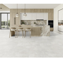 Svetlá kuchyňa s kuchynským ostrovčekom, drevenými skrinkami a bielymi pracovnými doskami