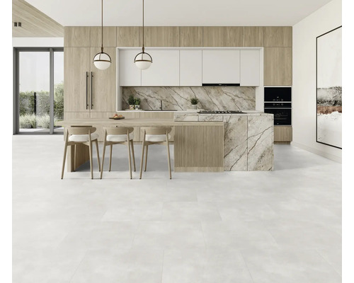 Svetlá kuchyňa s kuchynským ostrovčekom, drevenými skrinkami a bielymi pracovnými doskami