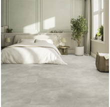 Spálňa s manželskou posteľou a podlahovými dlaždicami