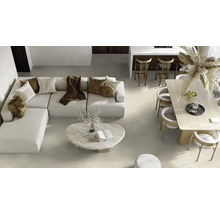 Svetlý a priestranný byt s pohovkou, stolom a stoličkami