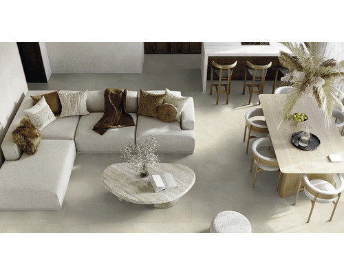 Svetlý a priestranný byt s pohovkou, stolom a stoličkami