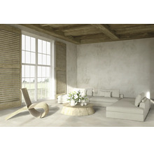 Svetlá obývacia izba s dreveným stropom, okenicami, pohovkou a dreveným stolom