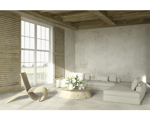 Svetlá obývacia izba s dreveným stropom, okenicami, pohovkou a dreveným stolom