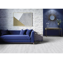 Obývacia izba s pohovkou, stolom a nástennou dekoráciou