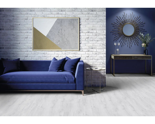 Obývacia izba s pohovkou, stolom a nástennou dekoráciou