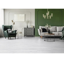 Obývacia izba s kreslom, pohovkou, komodou a závesným svietidlom