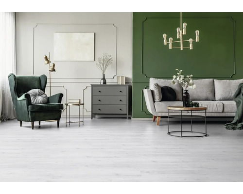 Obývacia izba s kreslom, pohovkou, komodou a závesným svietidlom