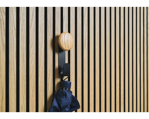 Stenový panel s háčikom na kabáty a dáždnikom