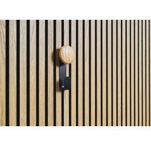 Drevený panel s háčikom na šaty