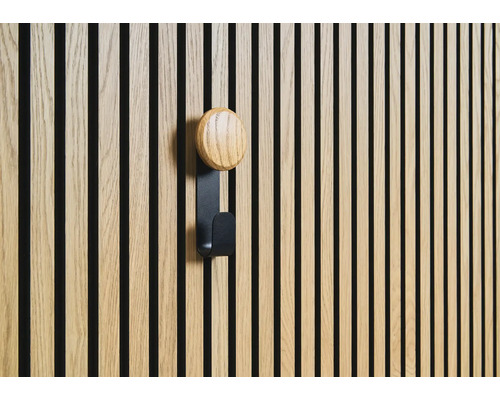 Drevený panel s háčikom na šaty