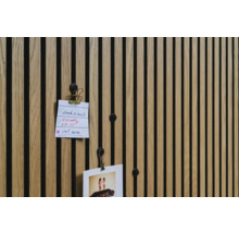 Drevený nástenný panel s poznámkami a fotografiou