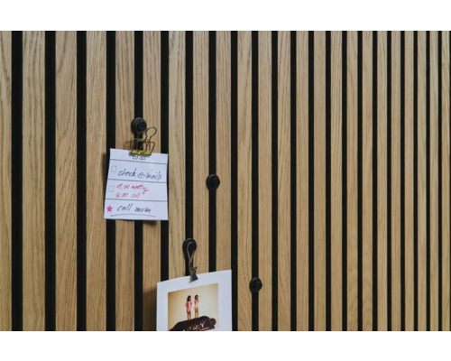 Drevený nástenný panel s poznámkami a fotografiou