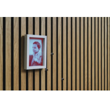 Nástenné panely s drevenou štruktúrou a fotorámik na nich pripevnený