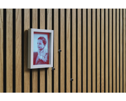 Nástenné panely s drevenou štruktúrou a fotorámik na nich pripevnený