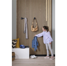 Chodba s drevenou lamelovou stenou, háčikmi na šaty a dieťa