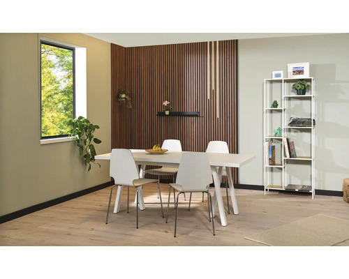 Jedáleň s jedálenským stolom, stoličkami a regálom