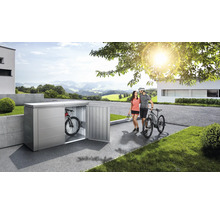Kovový box na bicykle s bicyklami a párom vonku