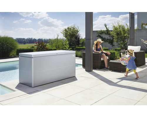Záhradný box na podušky Biohort LoungeBox 160, 160x70x83,5 cm strieborný metalický Scéna s úložným boxom v záhrade vedľa bazéna