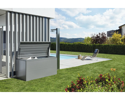 Záhradný box na podušky Biohort LoungeBox 160, 160x70x83,5 cm sivý metalický Scéna s otvoreným úložným boxom v záhrade pri bazéne