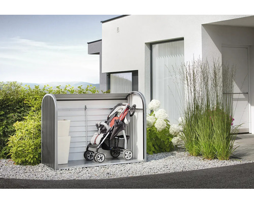 Záhradná scéna s kôlňou na náradie s kočíkom a úložnými boxmi pred domom