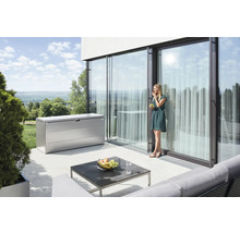 Terasa s úložným boxom, stolom a ženou pri okne