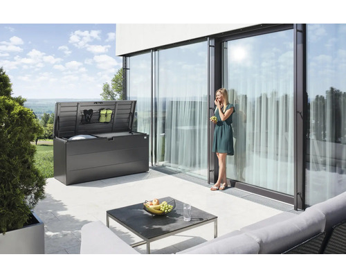 Exteriér s otvoreným úložným boxom, stolom a ženou