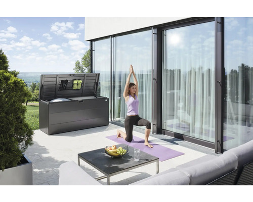 Terasa s otvoreným úložným boxom a ženou cvičiacou jogu