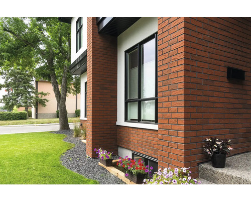 Vonkajší pohľad na dom s fasádou z obkladových pásikov a oknami