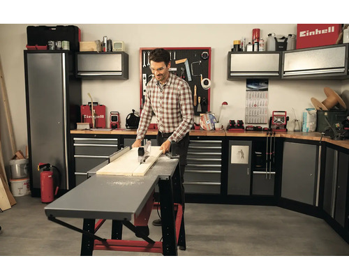 Dielňa s ponkom a mužom režúcim drevo