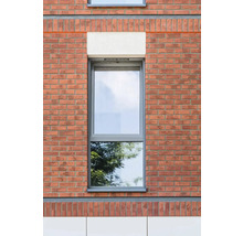 Okno s rámom v tehlovej stene