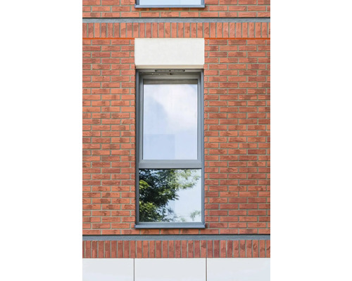 Okno s rámom v tehlovej stene