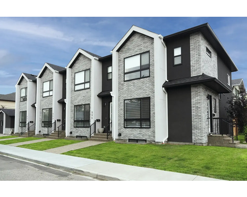 Radové domy s tehlovou a omietkovou fasádou a trávnikmi