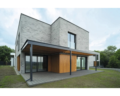 Moderný dom s terasou a tehlovou fasádou