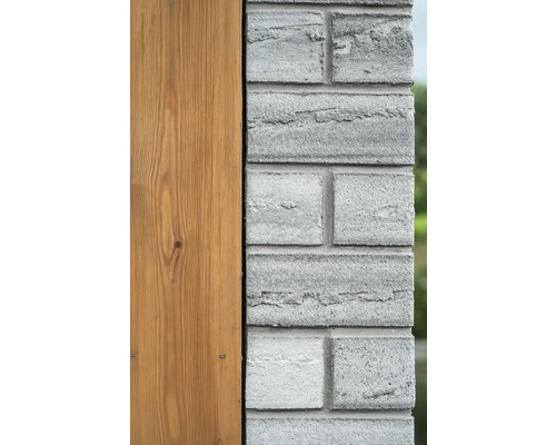 Detailný pohľad na fasádu s dreveným obkladom a murivom