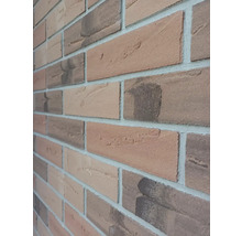 Detail tehlovej steny so svetlými škárami