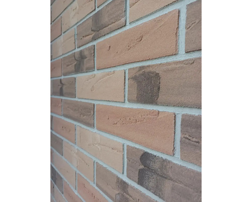 Detail tehlovej steny so svetlými škárami