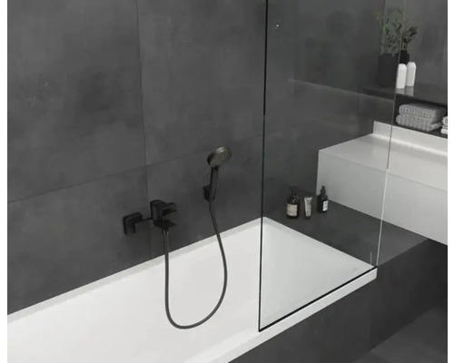 Moderná kúpeľňa s vaňou, sprchovou zástenou a batériou