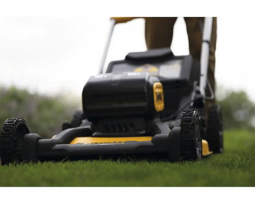 Záhradný traktor na trávniku