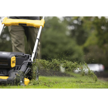 Kosačka na trávu pri kosení trávnika