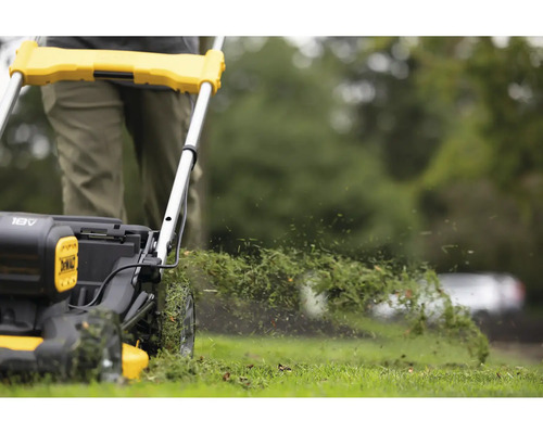 Kosačka na trávu pri kosení trávnika