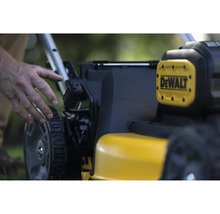 Detailný pohľad na kosačku na trávu s logom DeWalt