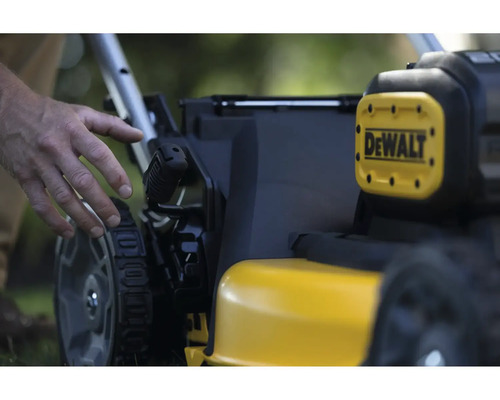 Detailný pohľad na kosačku na trávu s logom DeWalt