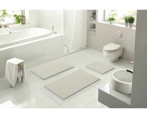 Svetlá kúpeľňa s vaňou, toaletou, umývadlom a súpravou kúpeľňových predložiek z troch kusov