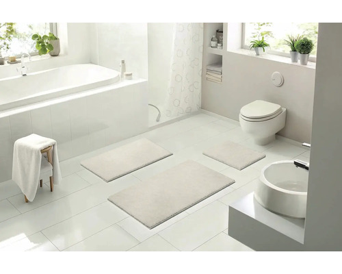 Svetlá kúpeľňa s vaňou, toaletou, umývadlom a súpravou troch kúpeľňových predložiek