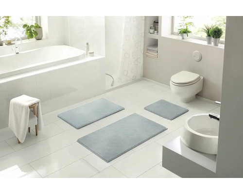 Kúpeľňa s vaňou, toaletou, umývadlom a súpravou kúpeľňových kobercov