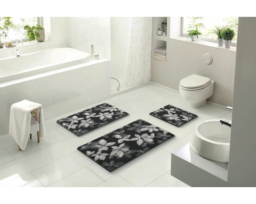 Kúpeľňa s vaňou, toaletou, umývadlom a súpravou troch kúpeľňových koberčekov s kvetinovým vzorom