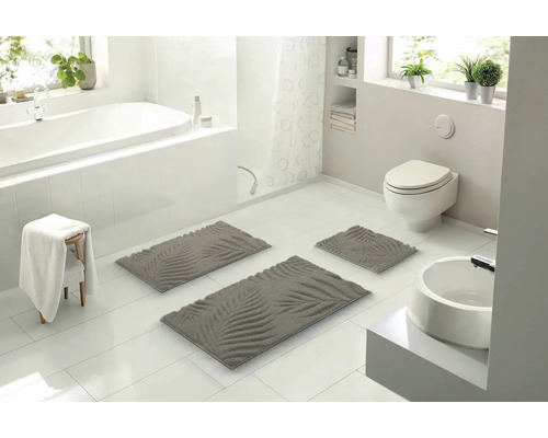 Kúpeľňa s vaňou, toaletou, umývadlom a súpravou kúpeľňových predložiek s rastlinným vzorom