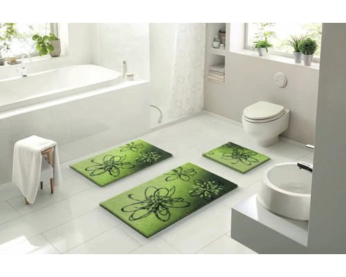 Kúpeľňa s vaňou, toaletou, umývadlom a kúpeľňovými predložkami s kvetinovým vzorom