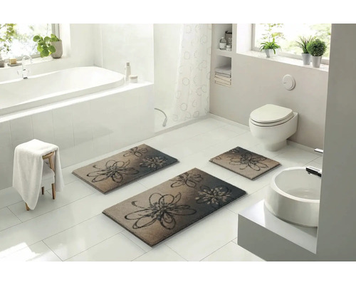 Kúpeľňa s vaňou, toaletou, umývadlom a súpravou troch kúpeľňových predložiek s kvetinovým vzorom